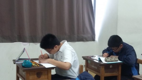 學生認真繪製繪本