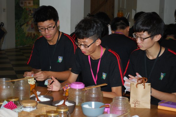 完成自製蜜餞後學生得意的於作品上簽名紀念