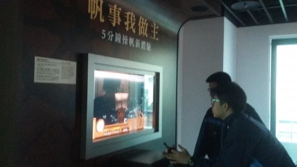 學生利用操帆體驗機器掌握開船訣竅