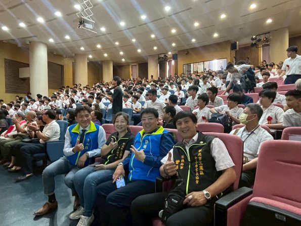 LINE_ALBUM_20250606國高中畢業典禮_250731_35